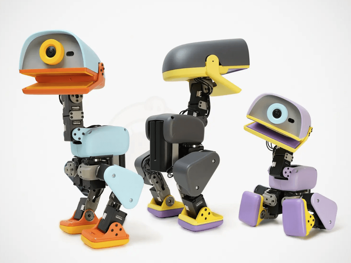 三台不同配色和姿态的 Microduck 双足机器人